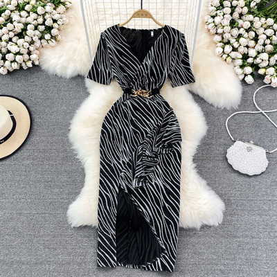 Stiilne spitsikaela ja lühikeste varrukatega kleit