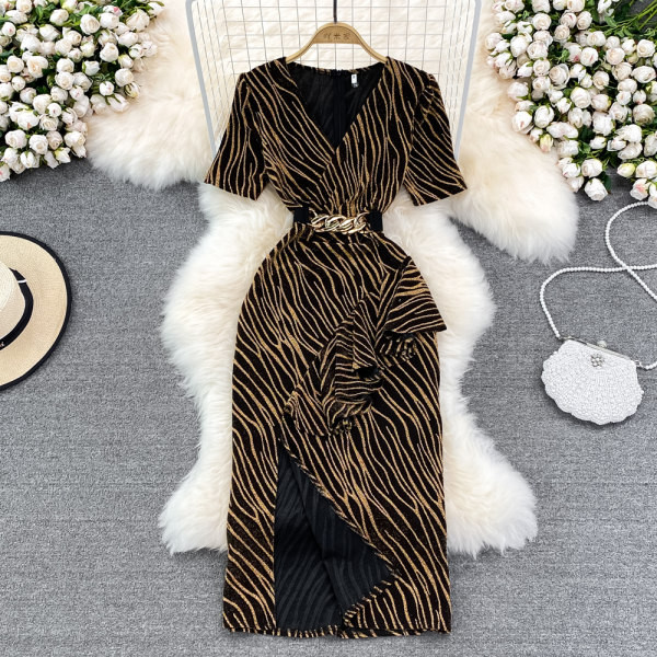 Stiilne spitsikaela ja lühikeste varrukatega kleit