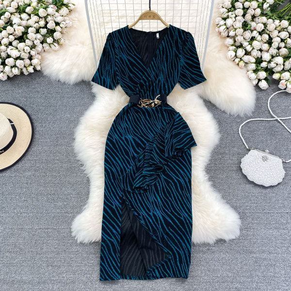 Stiilne spitsikaela ja lühikeste varrukatega kleit