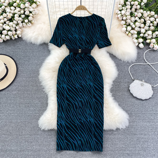 Stiilne spitsikaela ja lühikeste varrukatega kleit