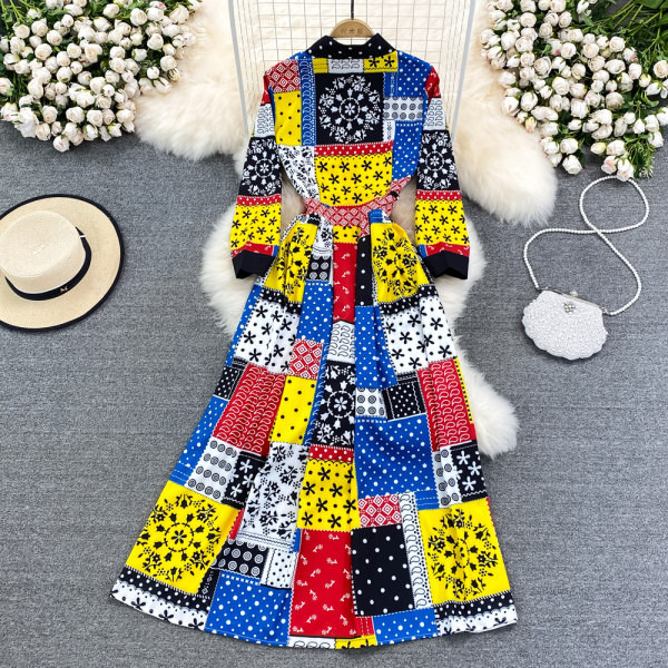 Värviline pikkade varrukatega kleit