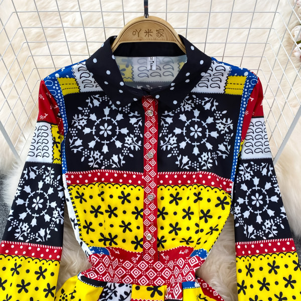 Värviline pikkade varrukatega kleit