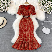 Kolmes värvitoonis lühikeste varrukate ja vööga naiste kleit