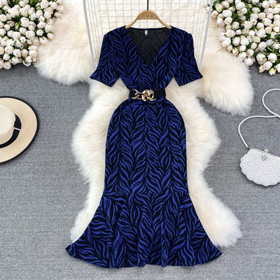 Kolmes värvitoonis lühikeste varrukate ja vööga naiste kleit