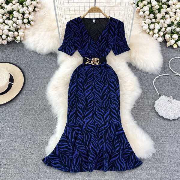 Kolmes värvitoonis lühikeste varrukate ja vööga naiste kleit