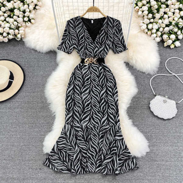 Kolmes värvitoonis lühikeste varrukate ja vööga naiste kleit