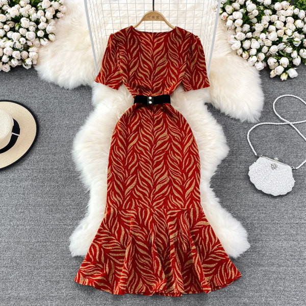 Kolmes värvitoonis lühikeste varrukate ja vööga naiste kleit