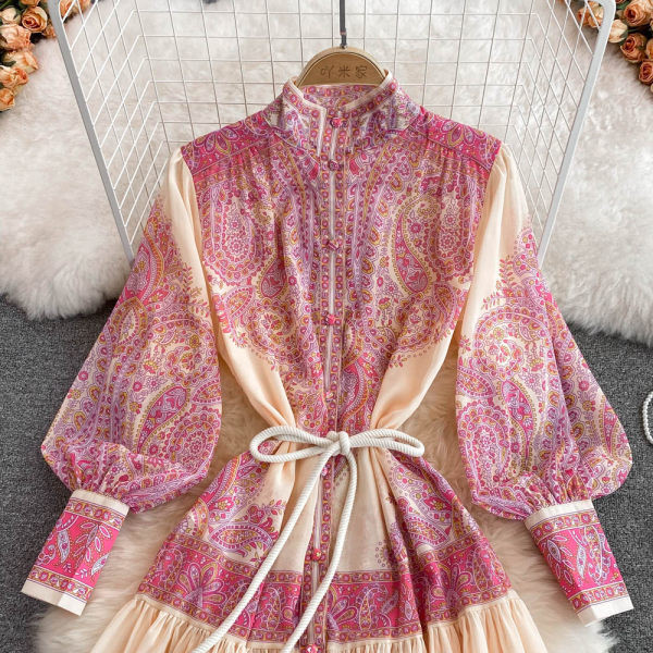 Pikk lipsudega kleit