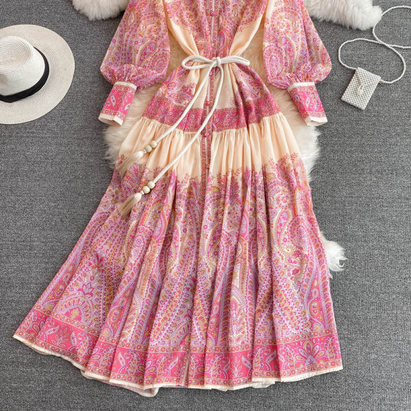 Pikk lipsudega kleit