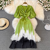 Puhvis varrukatega ja voogavate värvidega suvekleit