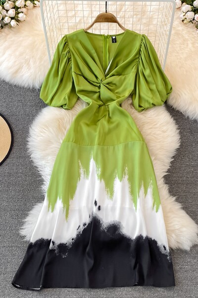 Puhvis varrukatega ja voogavate värvidega suvekleit