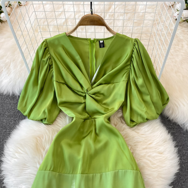 Puhvis varrukatega ja voogavate värvidega suvekleit