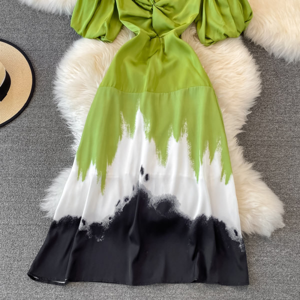 Puhvis varrukatega ja voogavate värvidega suvekleit