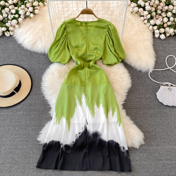 Puhvis varrukatega ja voogavate värvidega suvekleit