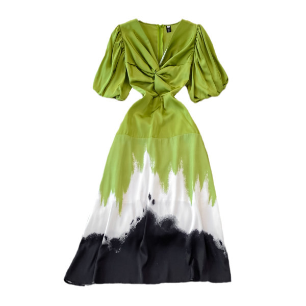 Puhvis varrukatega ja voogavate värvidega suvekleit