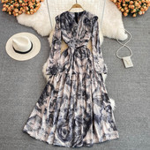 Naiste pikk spitsikaelusega kleit