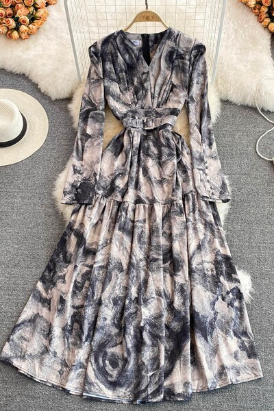 Naiste pikk spitsikaelusega kleit