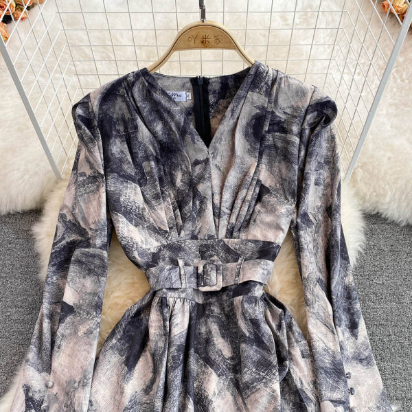 Naiste pikk spitsikaelusega kleit