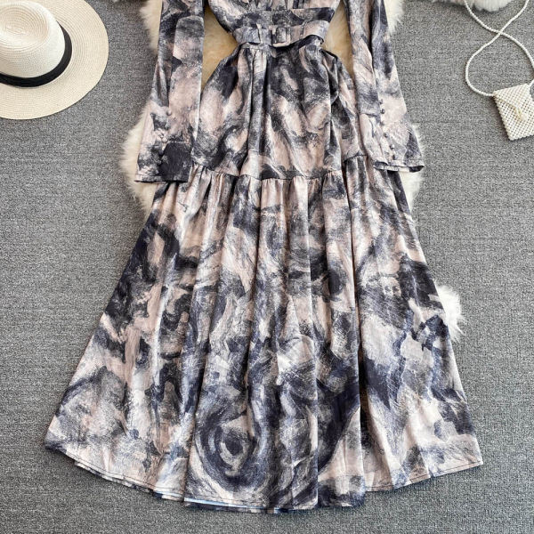 Naiste pikk spitsikaelusega kleit