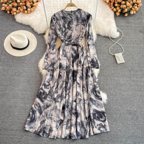 Naiste pikk spitsikaelusega kleit