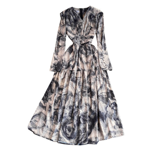 Naiste pikk spitsikaelusega kleit