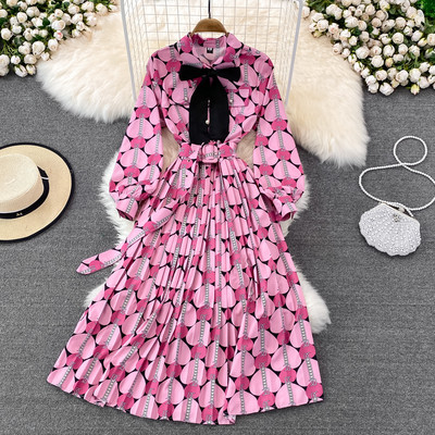 Pikk roosa kleit paela ja vööga