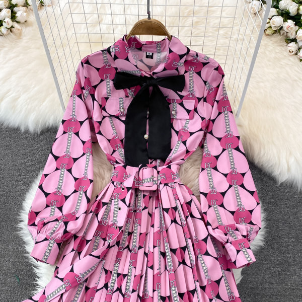 Pikk roosa kleit paela ja vööga