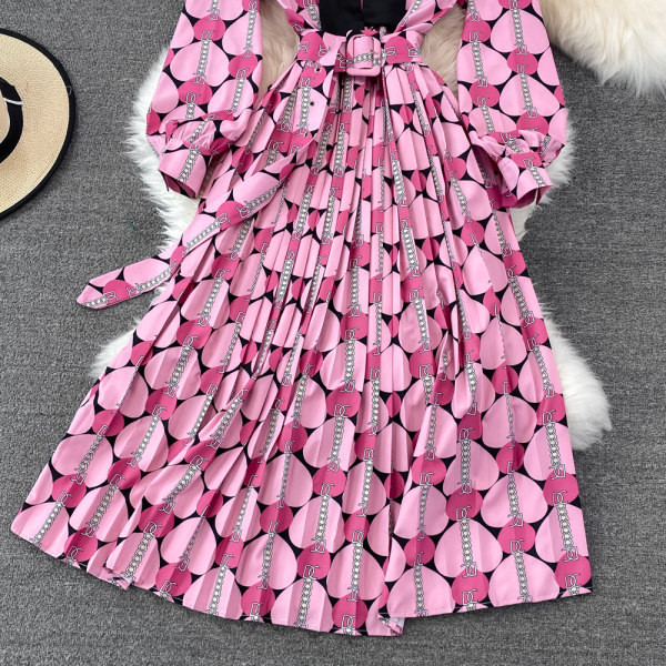 Pikk roosa kleit paela ja vööga