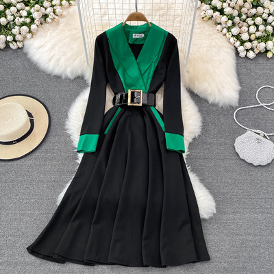 Moodne naiste pikk kleit väljalõigatud vööga