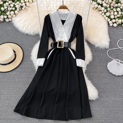 Moodne naiste pikk kleit väljalõigatud vööga