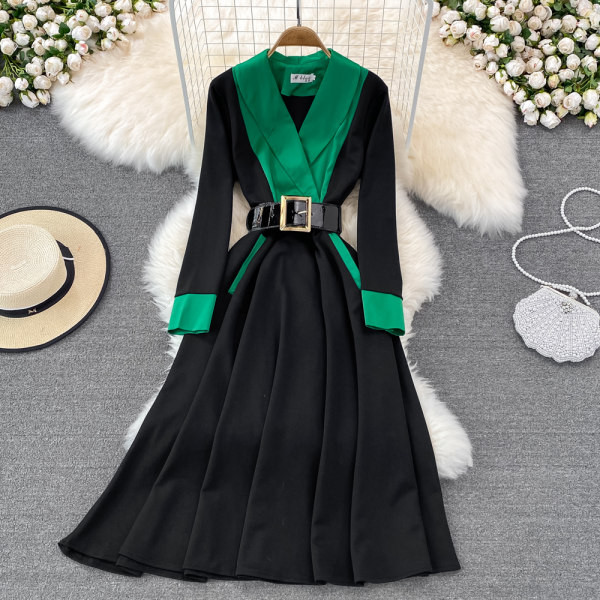 Moodne naiste pikk kleit väljalõigatud vööga