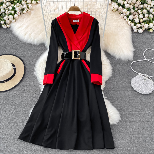 Moodne naiste pikk kleit väljalõigatud vööga