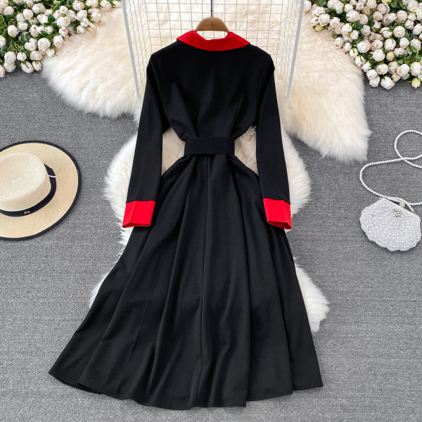 Moodne naiste pikk kleit väljalõigatud vööga