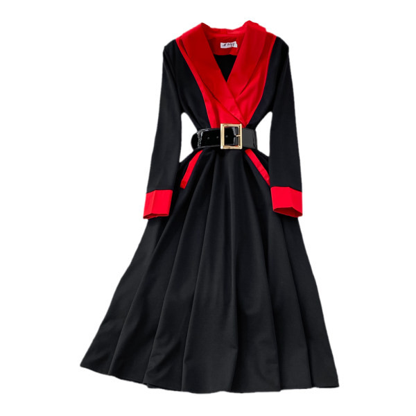 Moodne naiste pikk kleit väljalõigatud vööga