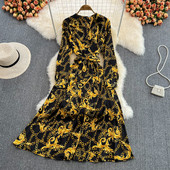 Kevadise lõikega värvilise mustriga kleit