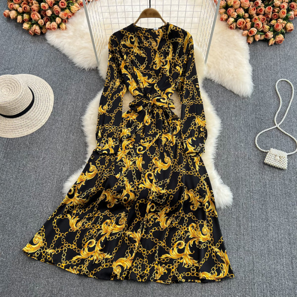 Kevadise lõikega värvilise mustriga kleit