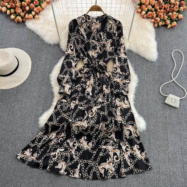 Kevadise lõikega värvilise mustriga kleit