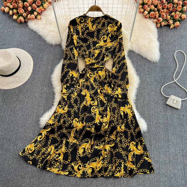 Kevadise lõikega värvilise mustriga kleit