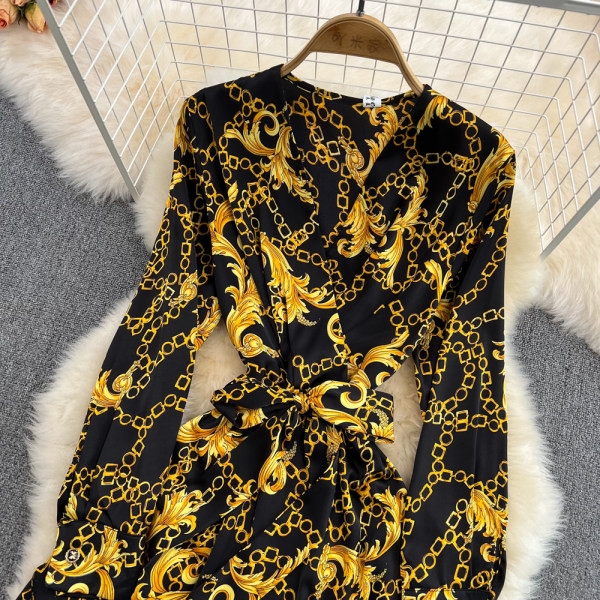 Kevadise lõikega värvilise mustriga kleit