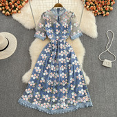 Lilledega pikk naiste kleit