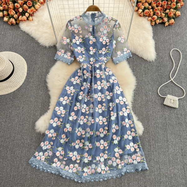 Lilledega pikk naiste kleit