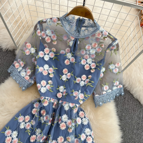 Lilledega pikk naiste kleit