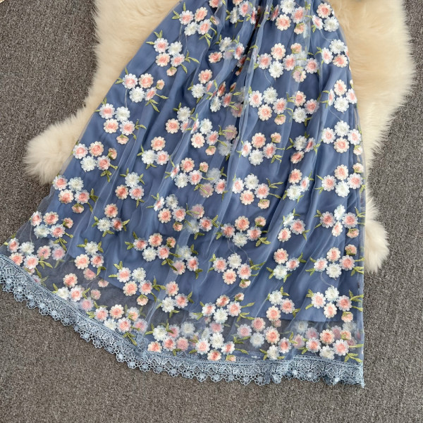 Lilledega pikk naiste kleit