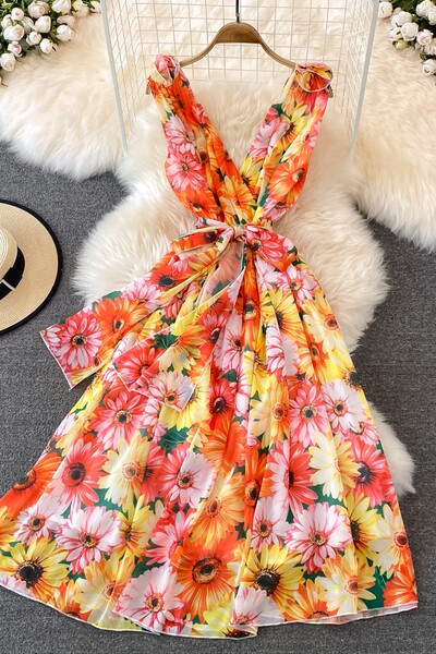 Lillemustri ja sügava kaelusega naiste kleit