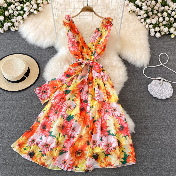 Lillemustri ja sügava kaelusega naiste kleit