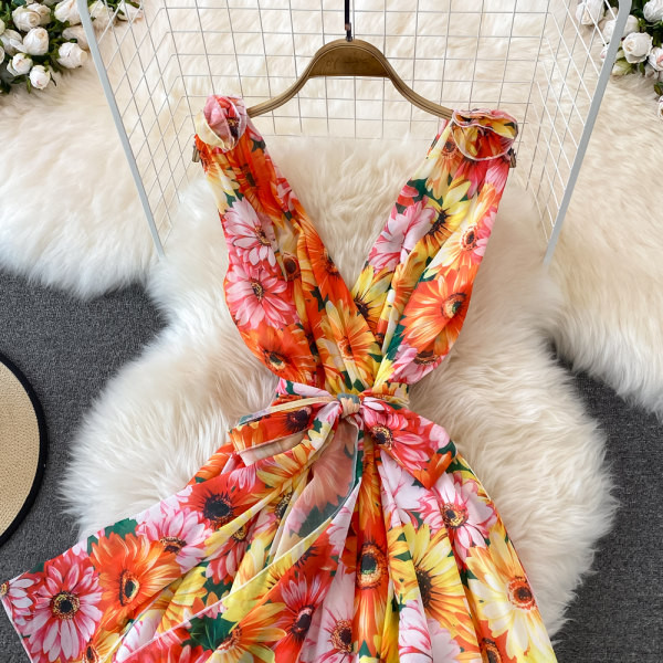 Lillemustri ja sügava kaelusega naiste kleit