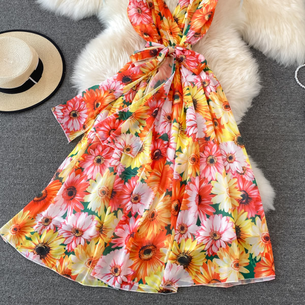 Lillemustri ja sügava kaelusega naiste kleit