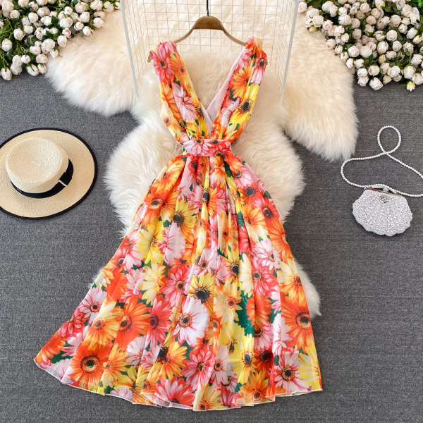 Lillemustri ja sügava kaelusega naiste kleit