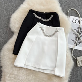 Lühike asümmeetriline metallkaunistusega seelik