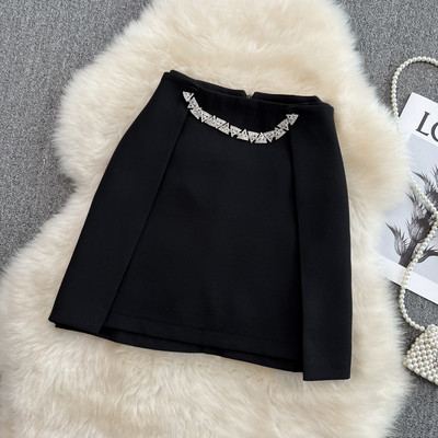 Lühike asümmeetriline metallkaunistusega seelik